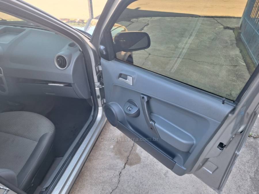 VOLKSWAGEN - SAVEIRO - 2005/2006 - Prata - R$ 32.000,00