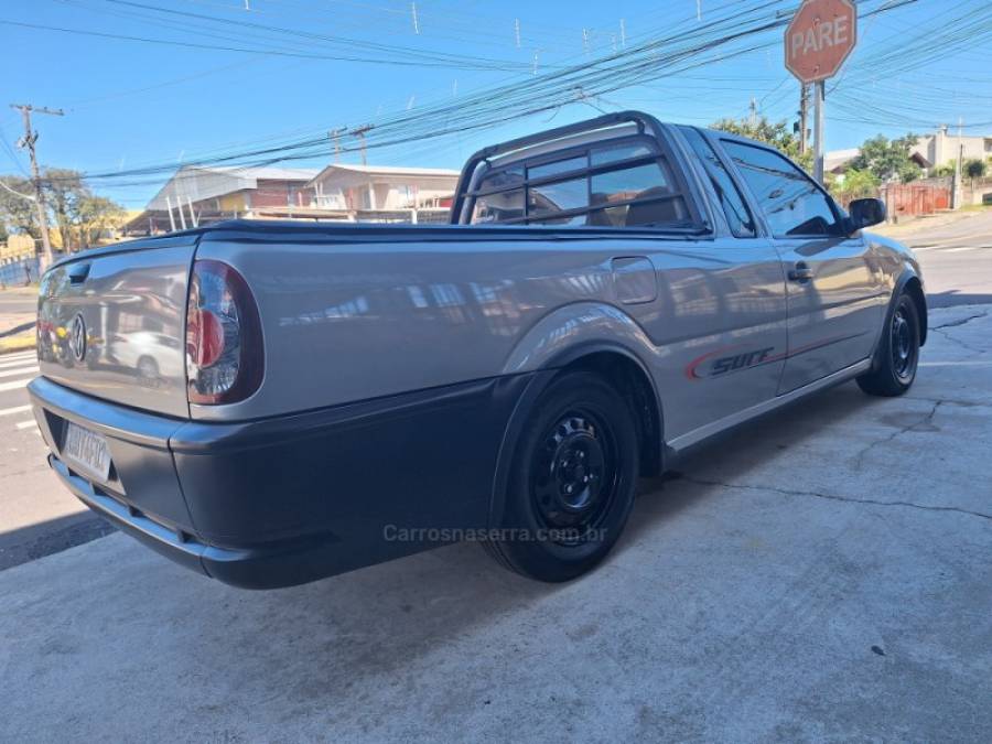 VOLKSWAGEN - SAVEIRO - 2005/2006 - Prata - R$ 32.000,00